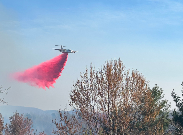 Aeroplade dropping fire retardant on a wildfire